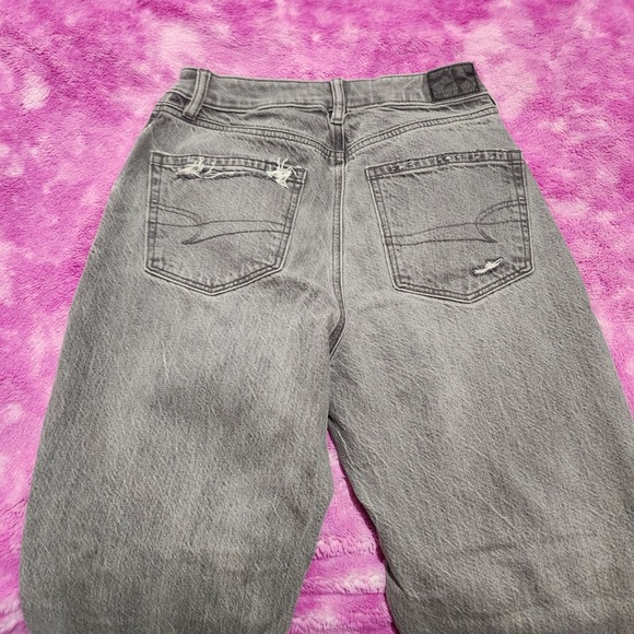 American Eagle Jeans Women's Size 2 High Rise Mom Jean Gray Distressed Raw Hem - Picture 11 of 13
